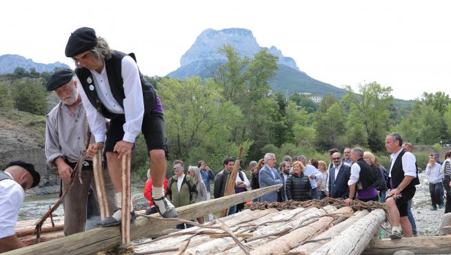 Los navateros han mostrado a Lambán la navata que no va poder surcar este año las aguas del Cinca por falta de caudal.