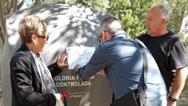 Vecinos del barrio de María Auxiliadora colocando el bando en una colonia felina.