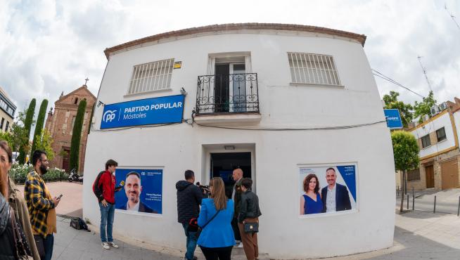 Sede del PP en Móstoles, que el lunes fue rociada con gas pimienta por dos jóvenes.