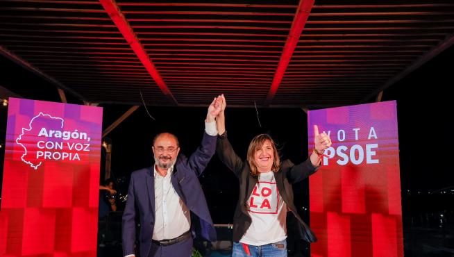 Javier Lambán y Lola Ranera, en el acto de fin de campaña del PSOE en Aragón.