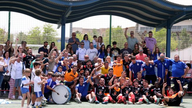 Jugadores y aficionados del Gurrea celebran el ascenso en San Jorge.