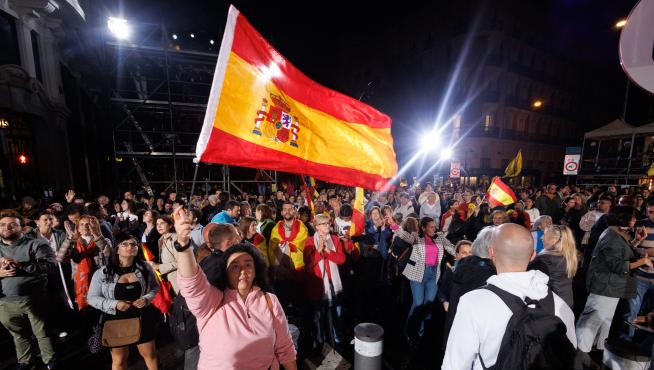 Varios simpatizantes del PP celebran este domingo en Madrid los buenos resultados obtenidos en el 28M