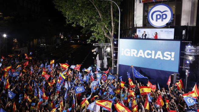 Feijóo, flanqueado por Almeida y Díaz Ayuso, este domingo en el balcón de la sede del PP en Génova.
