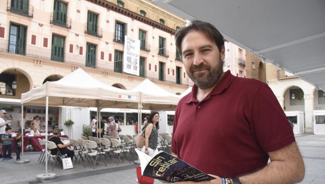 Ignacio Olmedilla en la Feria del Libro de Huesca.