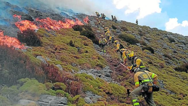 Un retén de bomberos trabaja en la extinción del incendio de Laspuña, en agosto del 2022.