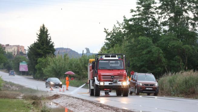 La tromba de agua ha provocado que la carretera A-138 Barbastro-Aínsa, a la altura de Enate, quedara inundada.
