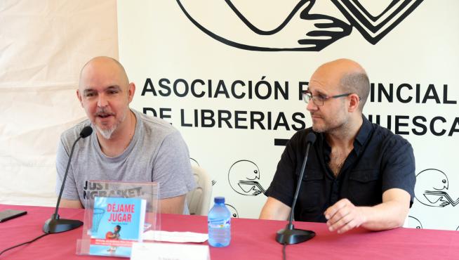 Nacho Gella, a la izquierda, en la presentación de su libro Déjame jugar.