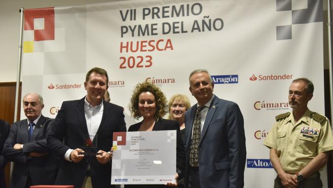 Daniel y Susana Cabrero han recibido el premio de manos del subdelegado Carlos Campo.