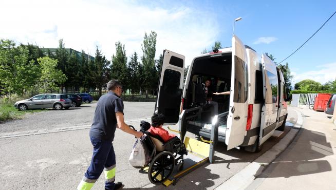 Una usuaria de Aspace Huesca en el momento de subir a la furgoneta adaptada desde el centro de la Asociación.