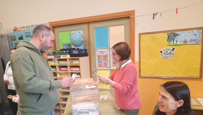 Votantes en uno de los colegios electorales de Ribagorza el pasado 28 de mayo.