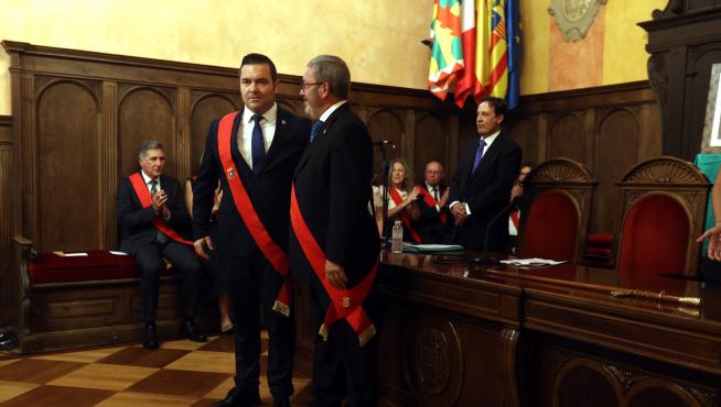 Antonio Laborda recibe su banda de concejal durante el pleno de constitución de la nueva corporación municipal.