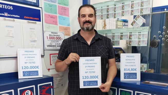 César Oriol sostiene orgulloso el premio que ha entregado en su administración de Grañén.