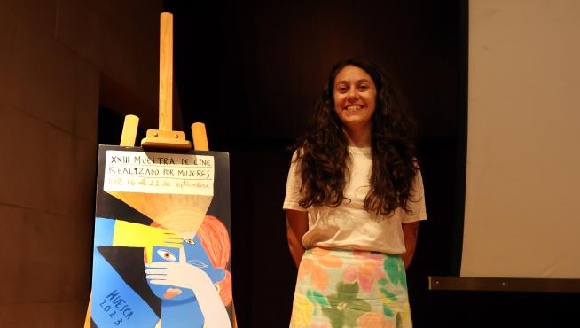 Marta Alonso junto al cartel de la XXIII Muestra de Cine Realizado por Mujeres.