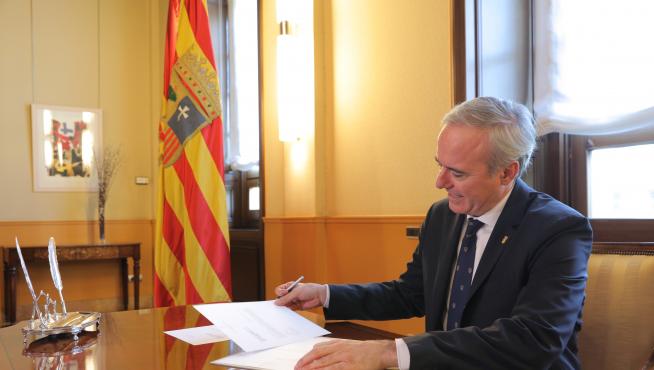 El Presidente de Aragón, Jorge Azcón, accede a su despacho en el edificio Pignatelli