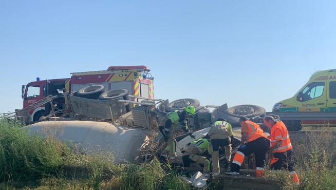 Intervención de los equipos de emergencia tras el accidente del camión hormigonera.