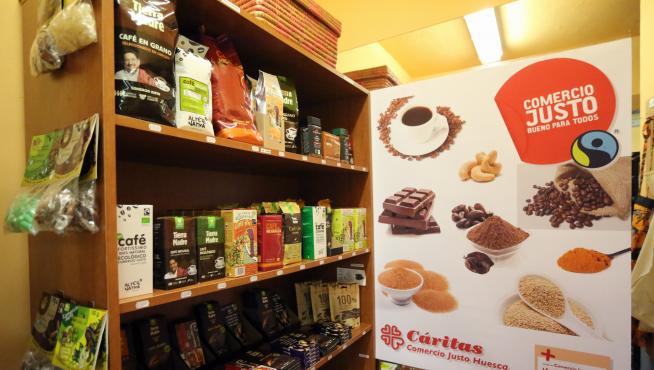 Cacao, chocolate , azúcar y café, en una de las estanterías.