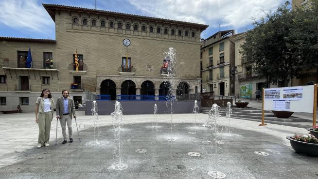 Fuente de Monzón en la plaza de la ciudad.