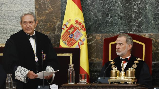 Felipe VI escucha el discurso de Francisco Marín durante la apertura del Año Judicial.