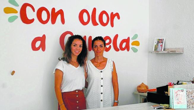 Las hermanas Eva y Patricia García trasladan su tienda ‘Con Olor a Canela’ de Alcubierre a Sariñena y también venden online.