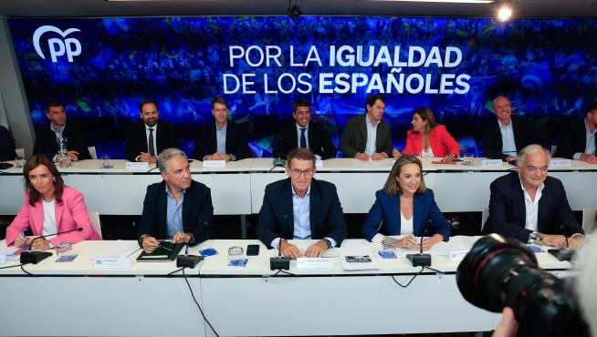 Reunión de la Junta Directiva Nacional del PP, con Azcón, segundo por la derecha en la fila de atrás.