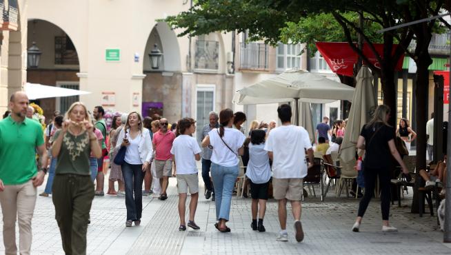 Personas paseando por el centro de Huesca, cuya provincia pierde población por el movimiento vegetativo.