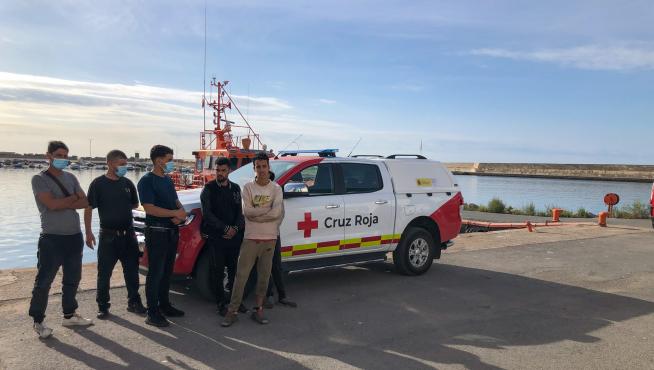 Detenidos 19 inmigrantes que llegaron en patera a una playa de Albuñol (Granada).