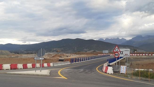El nuevo puente de Cartirana a Larrés, abierto al tráfico de vehículos desde este martes.