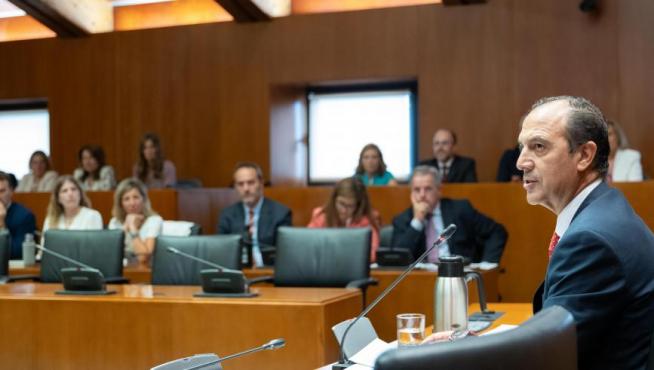 El consejero de Sanidad durante su comparecencia ante la Comisión de Sanidad de las Cortes de Aragón.