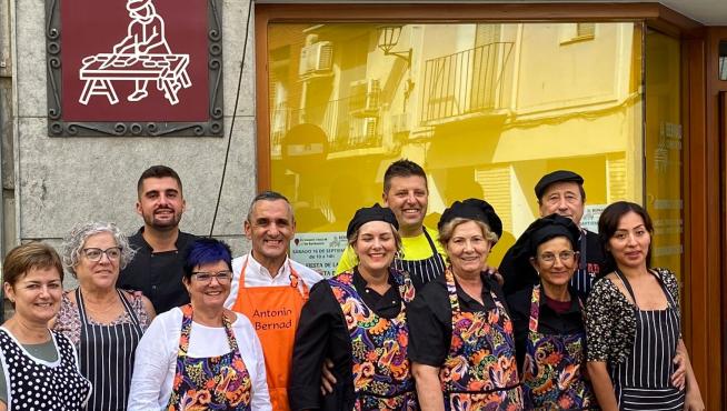 Trabajadores y colaboradores de la Carnicería Bernad, en Barbastro.