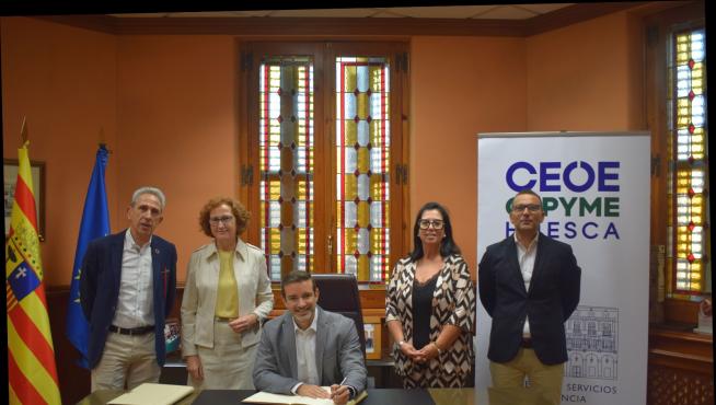 El director general Javier Camo firma el libro de la patronal tras la reunión.