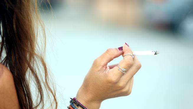 Casi uno de cada cuatro españoles mayor de edad fuma habitualmente.