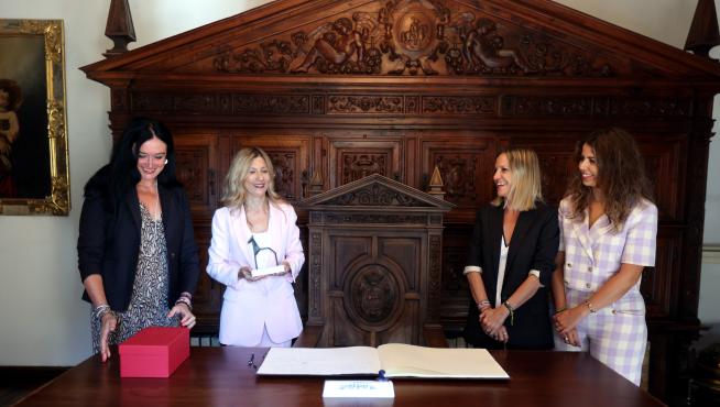 Visita de Mar Vaquero al Ayuntamiento de Huesca.