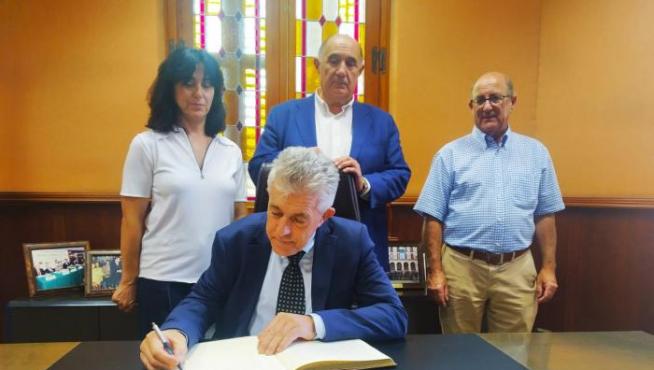 El consejero de Agricultura firma en el libro de Honor de Ceoe-Cepyme Huesca.