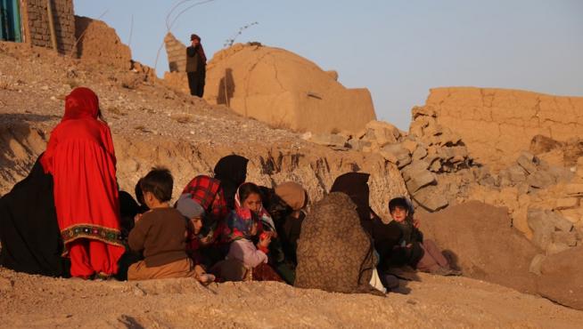 Las personas afectadas por un terremoto esperan ayuda en Herat.