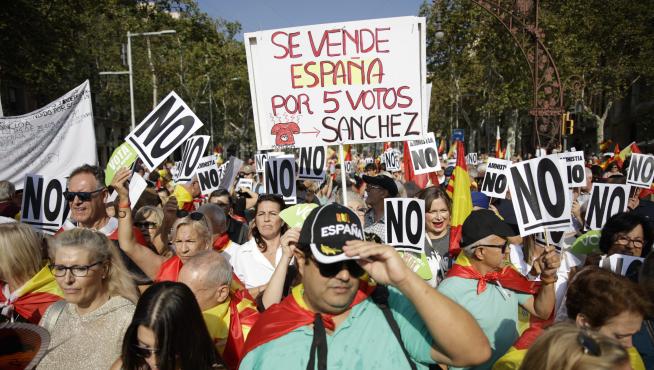 Decenas de personas se manifiestan contra la amnistía en Barcelona.