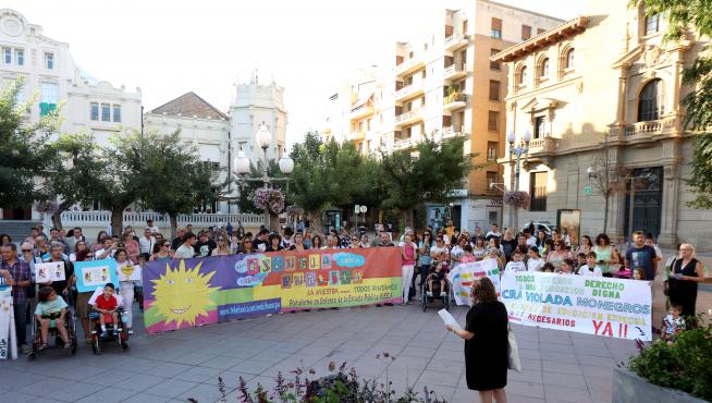 La concentración reunió a alrededor de 300 personas de Huesca capital, su comarca y de Los Monegros.