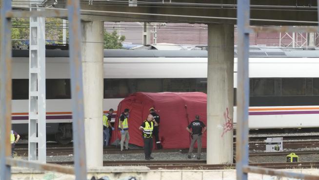 La policía junto al cadáver localizado entre dos trenes cerca de la estación de Santa Justa.