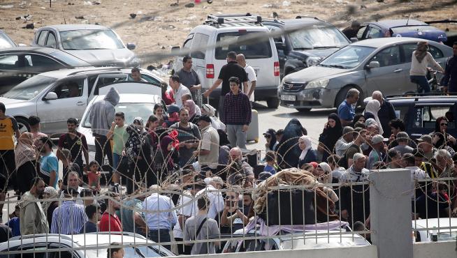 Palestinos con doble nacionalidad esperaban este lunes para cruzar Egipto en el sur de Gaza.