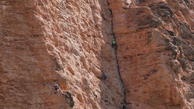 El Rally de Riglos reúne cordadas de alto nivel en los mallos.