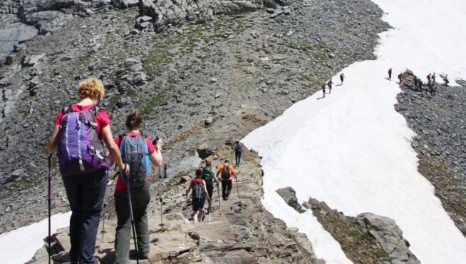 Montañeros en plena ascensión al pico Lecherín, en el Pirineo altoaragonés.
