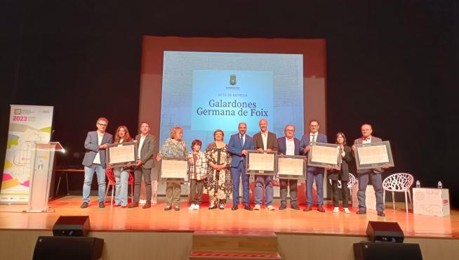 Foto de familia de todos los premiados con el alcalde y la concejala de Desarrollo de Barbastro.