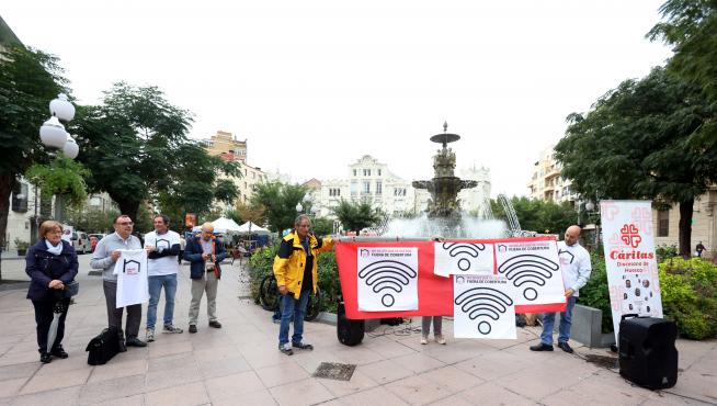 La plaza de Navarra ha acogido esta mañana un acto dedicado a las personas sin hogar.