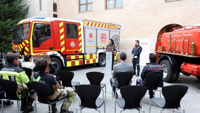 La presentación del nuevo vehículo de bomberos ha tenido lugar en el exterior del Centro Ibercaja Huesca.
