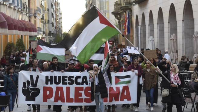 La manifestación a su paso por los Porches de Galicia de Huesca, este sábado.