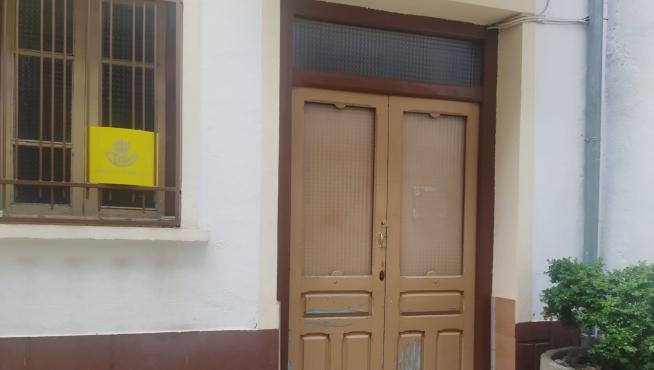 La oficina de Correos de Bielsa, cerrada desde hace quince días.
