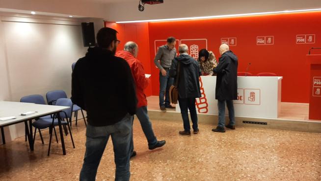 Votación en sede del PSOE de Huesca, este pasado sábado.