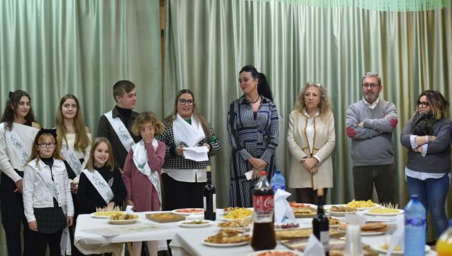 En el centro, la presidenta del barrio y la alcaldesa junto a mairalesas, mainate y concejales.