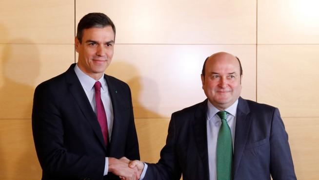 El presidente del Gobierno en funciones, Pedro Sánchez, y el presidente del PNV, Andoni Ortuzar sellan el acuerdo con un apretón de manos.