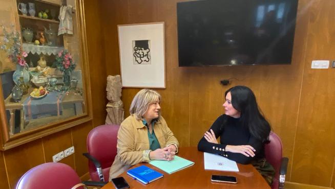 La consejera de Presidencia, Interior, Cultura y Deporte del Gobierno de Aragón, Tomasa Hernández y la alcaldesa de Huesca, Lorena Orduna, durante la visita institucional.