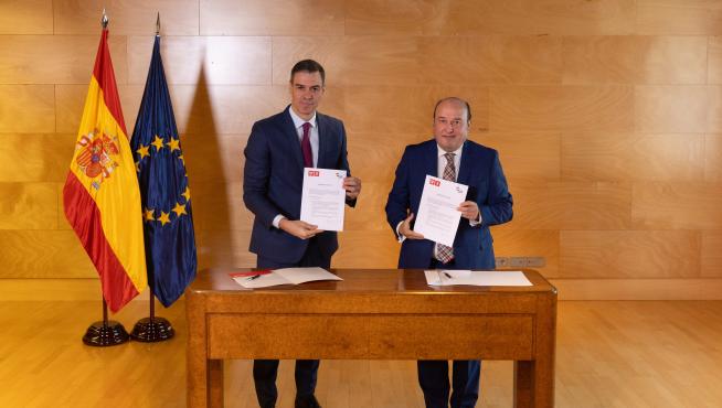 Sánchez y Ortuzar tras la firma del pacto PSOE-PNV.